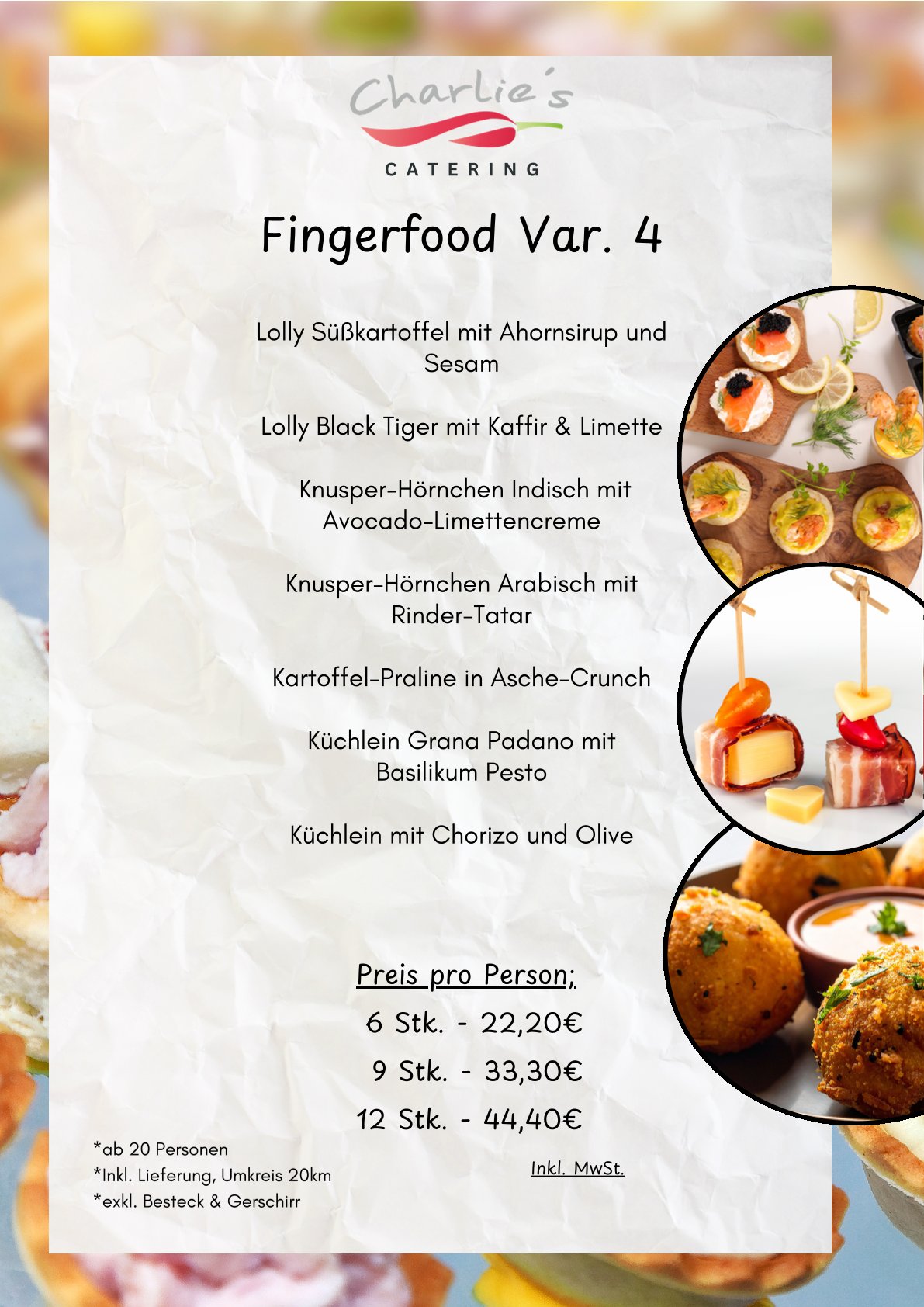Ein Speisekartenplakat mit Fingerfood-Auswahl vor einem unscharfen Hintergrund mit Häppchen