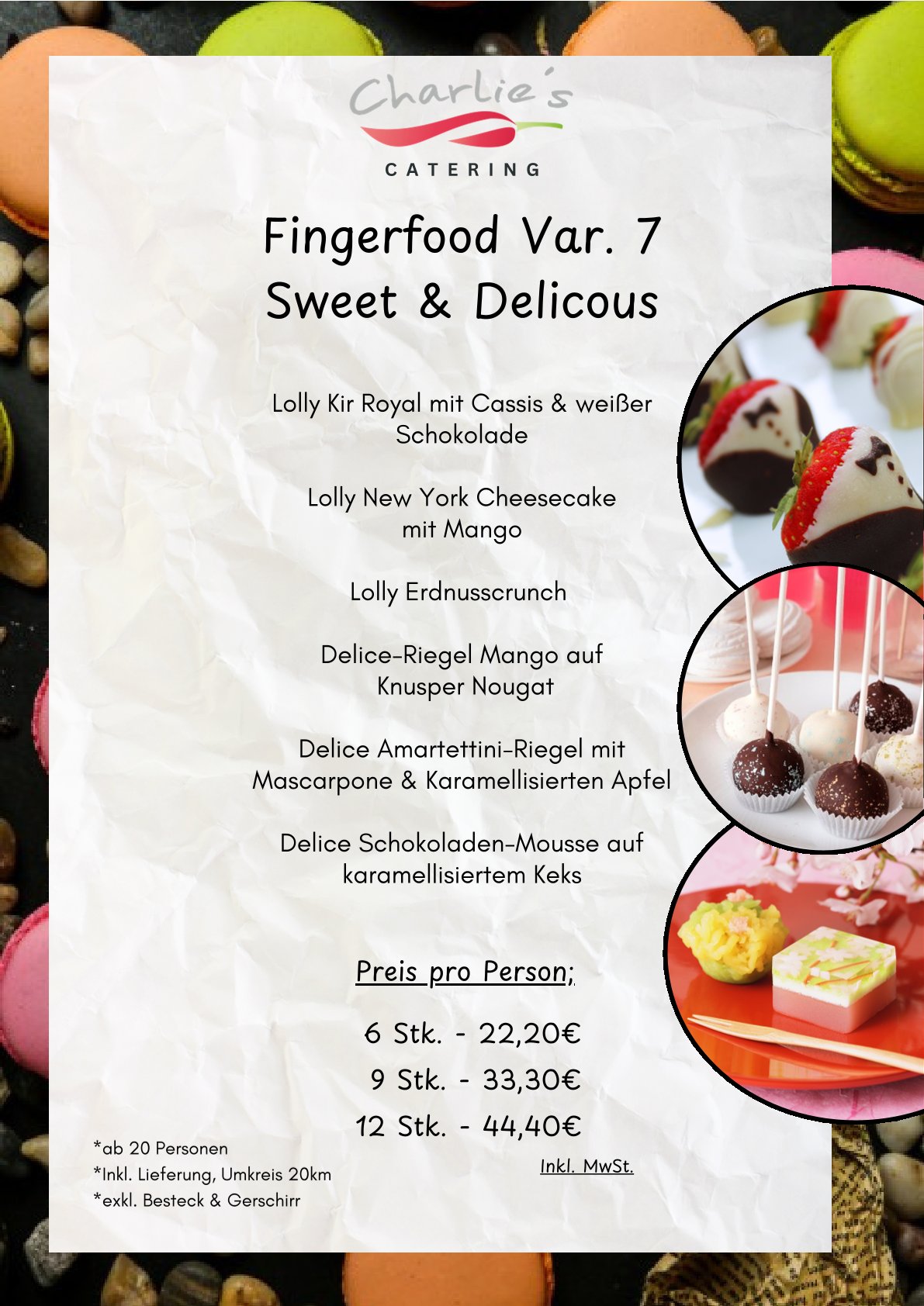 Bunte Desserts und Kuchen auf Glasplatten serviert, daneben farbenfrohe Macarons