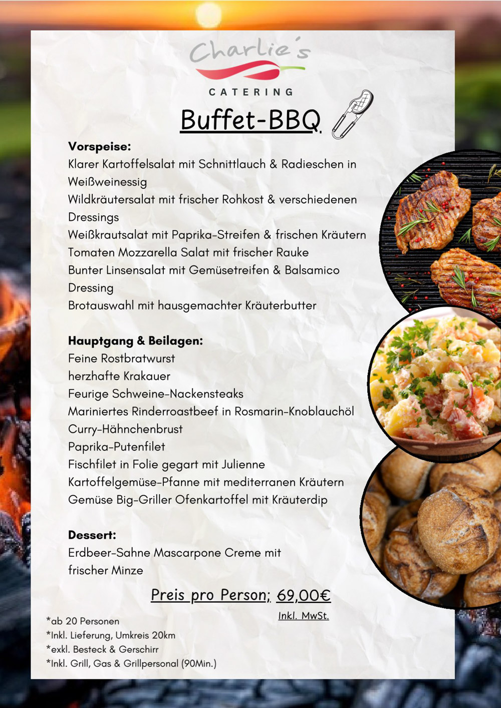 Ein Grillbuffet steht neben Speisen wie Salat und Fleisch auf einem Holztisch im Freien