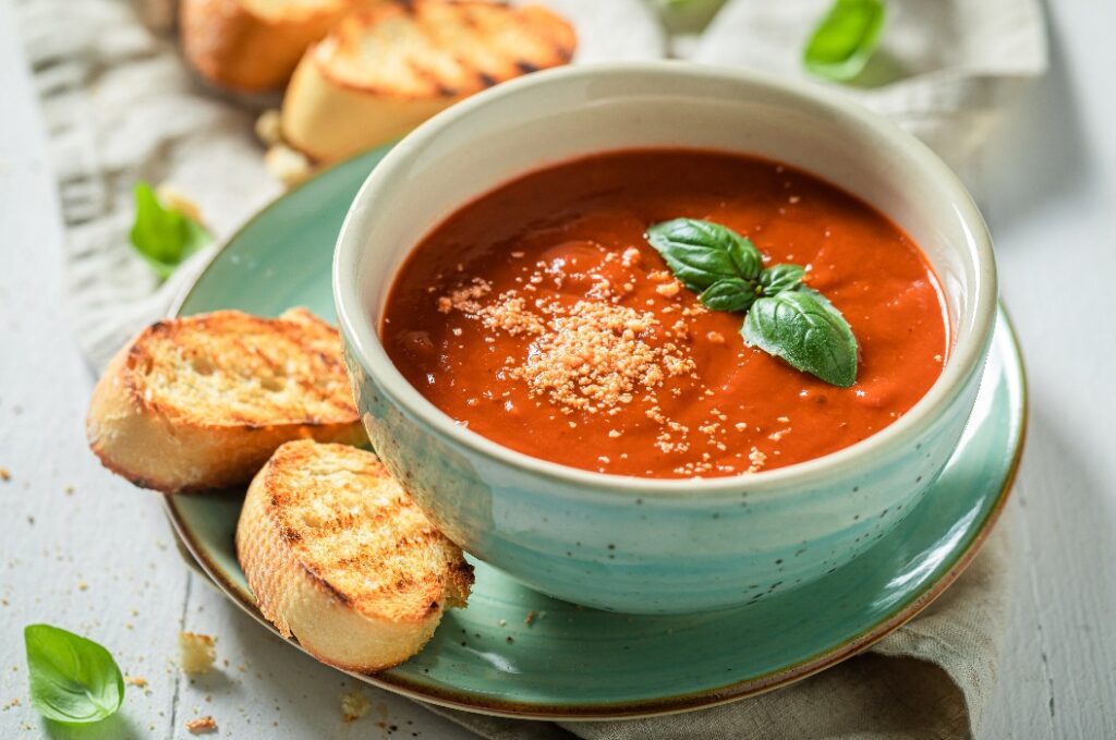 Leckere und cremige Tomatensuppe aus frischen Tomaten